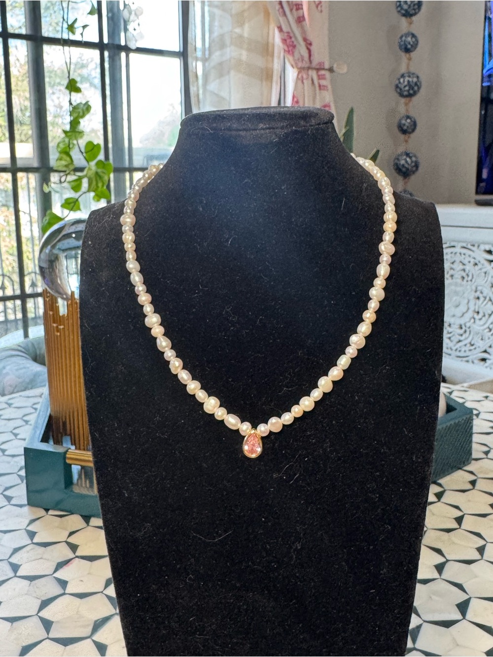 Pearl Necklace with Pink Gem Teardrop Pendant with Magnetic Closure NWOT - Picture 4 of 6